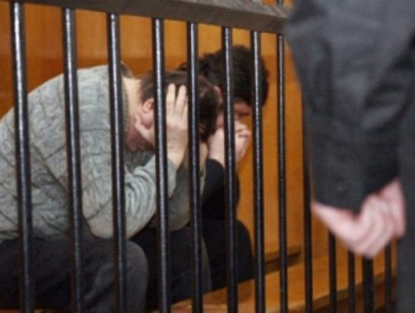 ﻿Двое парней избили и ограбили припозднившегося волжанина в центре города  