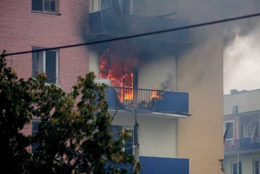 В Волжском в девятиэтажке полыхал балкон