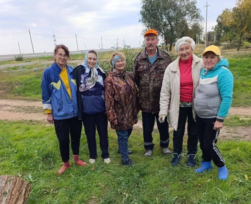 В Волжском ветераны вышли на субботник до старта месячника благоустройства