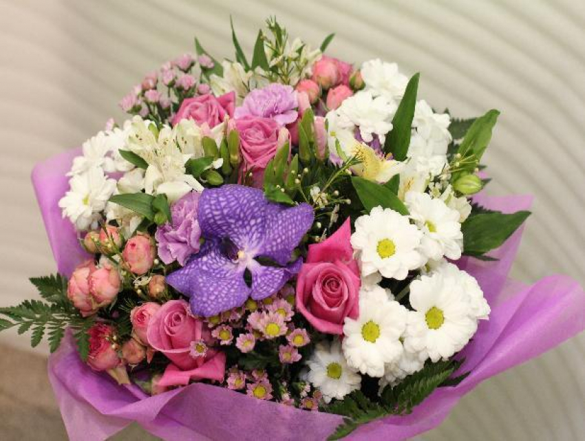 Мэрия Волжского решила потратить больше 140 тысяч рублей на букеты цветов 