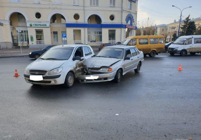 Столкнулись на проспекте Волжского: водитель Hyundai с травмой доставлен в больницу