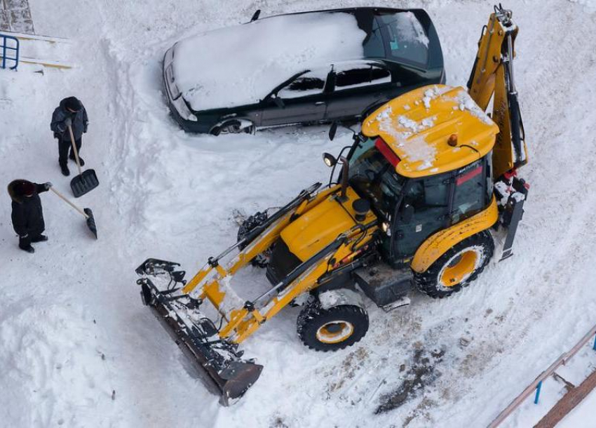 С городских магистралей вывезли 400 кубических метров снега в Волжском