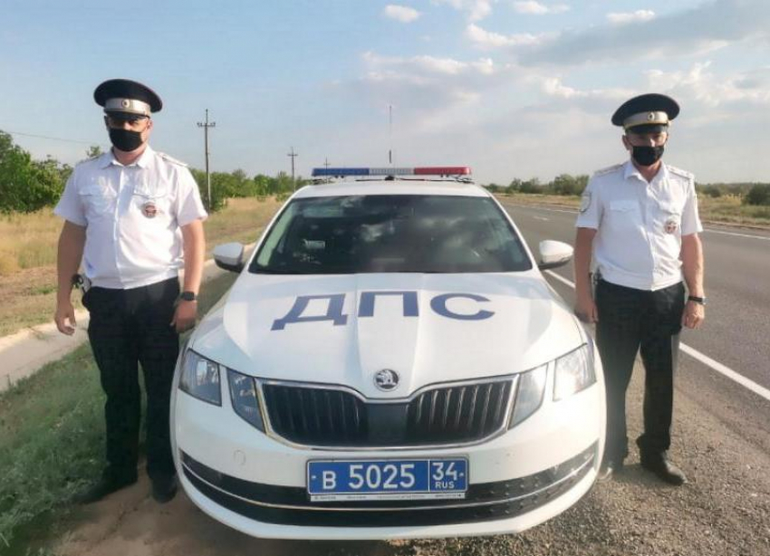 Полицейские спасли 4 человек из машины, опрокинувшейся в кювет в Волгоградской области