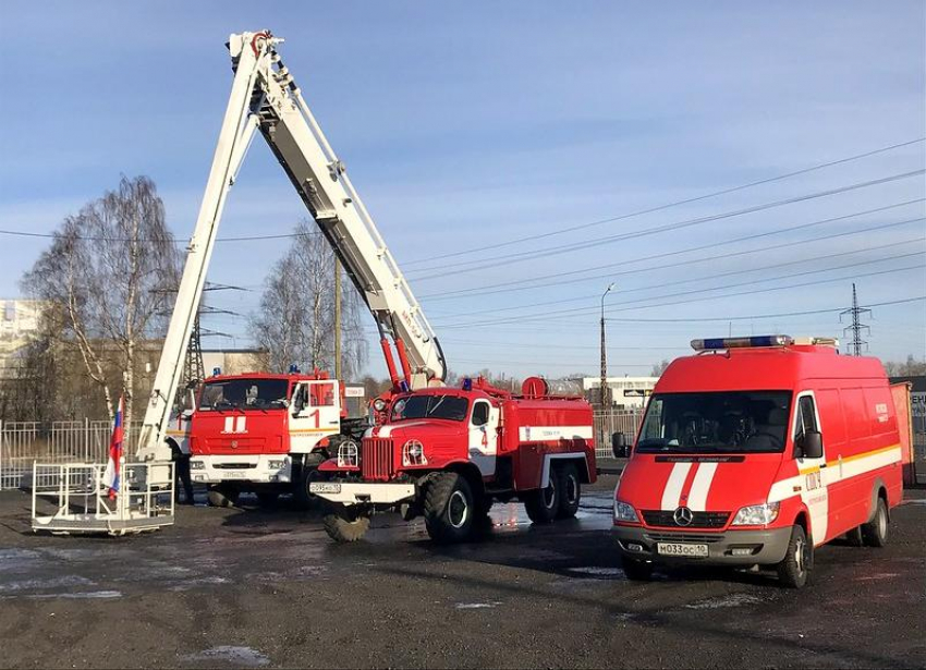 Кровля, домашние вещи и моторный отсек автомобиля полыхали в Волжском