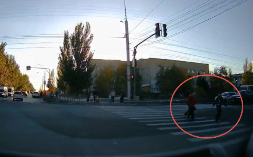 Дети перебегают дорогу на красный на месте смертельного ДТП со школьницей в Волжском: видео