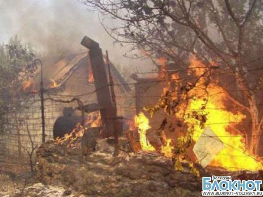 В Волжском сгорел частный дом