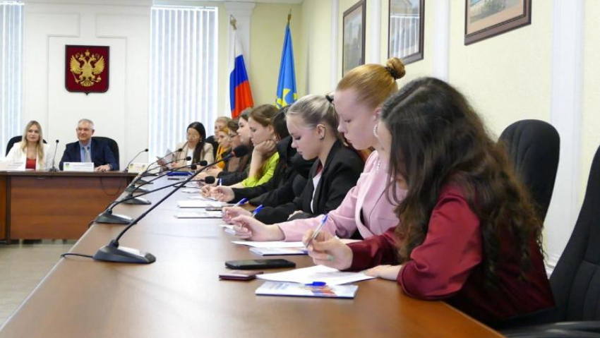 Выборы близко: в Волжском стартовал конкурс для будущих избирателей