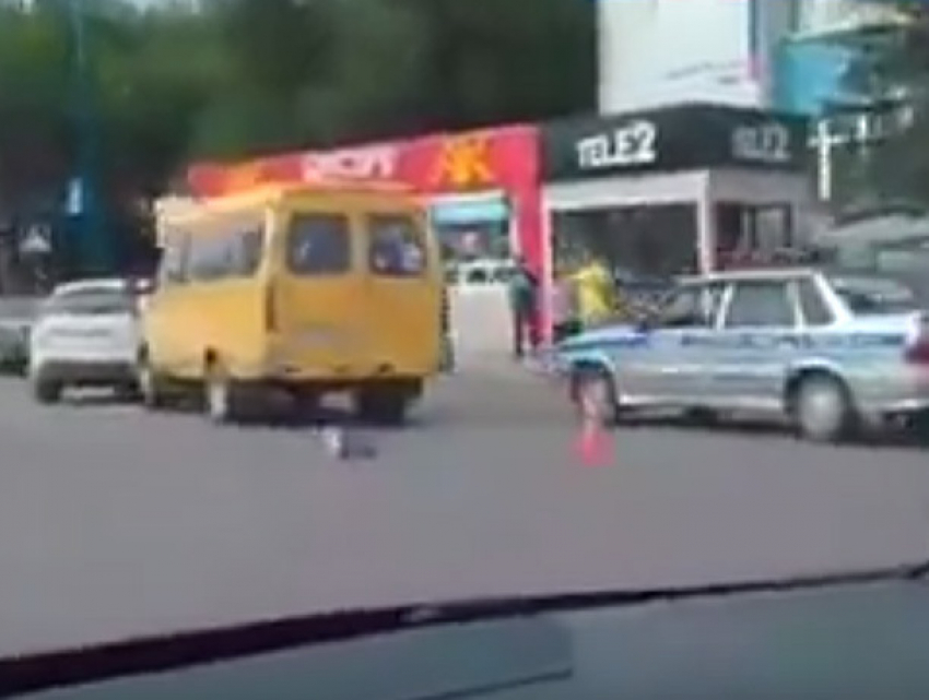 Маршрутка подмяла новенький кроссовер Lada Xray в центре Волжского