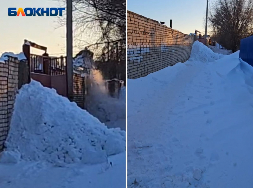 Экскаватор завалил снегом единственную дорогу и въезд для машин: как в Волжском убирают гаражное общество