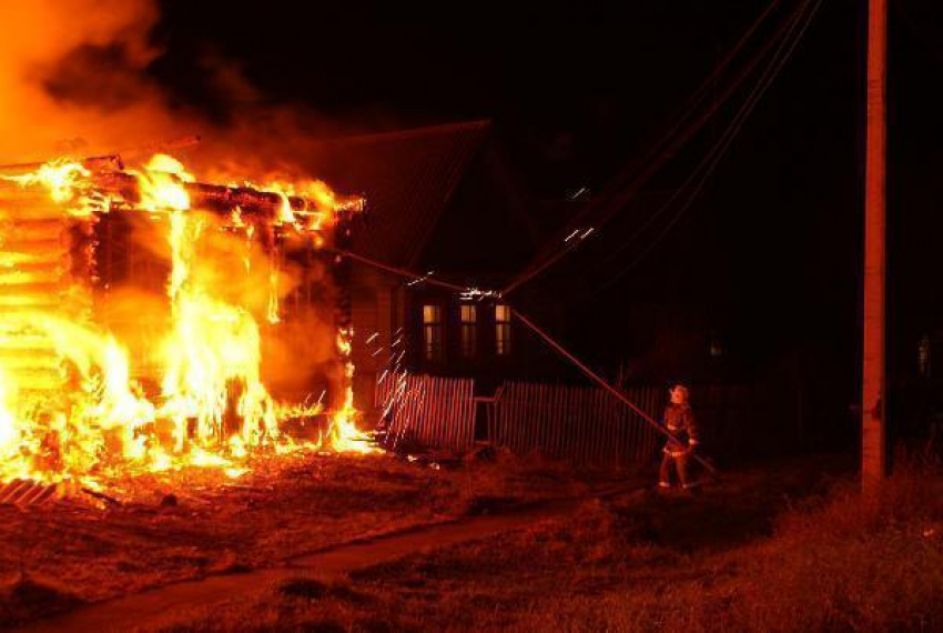 В Волжском за минувшие сутки сгорели сразу два частных дома