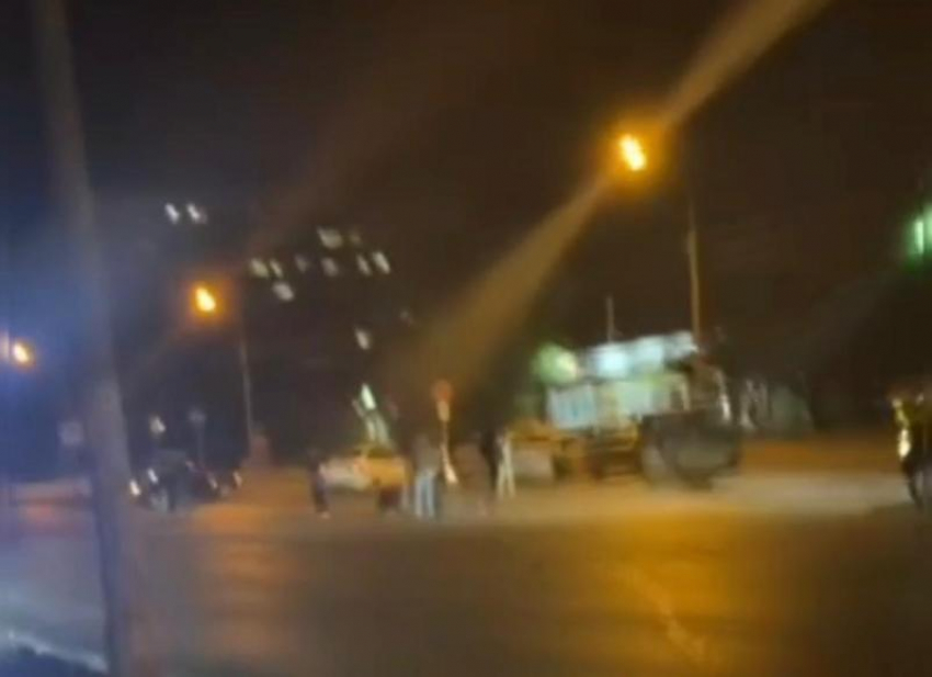 Возле «Галереи» в Волжском сбили двух человек: видео