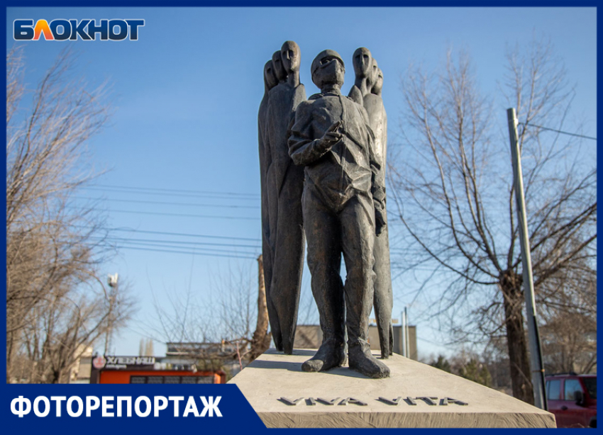 Черный март — белые халаты: кто застыл в бронзе у стен больниц в память о подвиге врачей спустя 6 лет после первого удара COVID-19