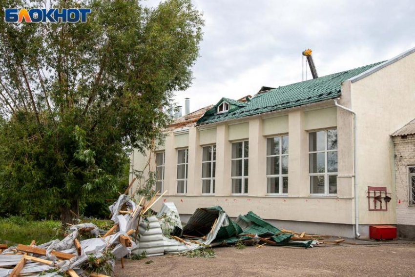 В Волжском начали восстанавливать кровлю школы, пострадавшей от удара стихии