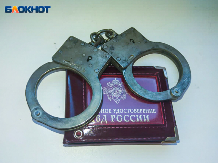 В Волгограде под стражу отправили троих парней, избивающих прохожих за телефоны