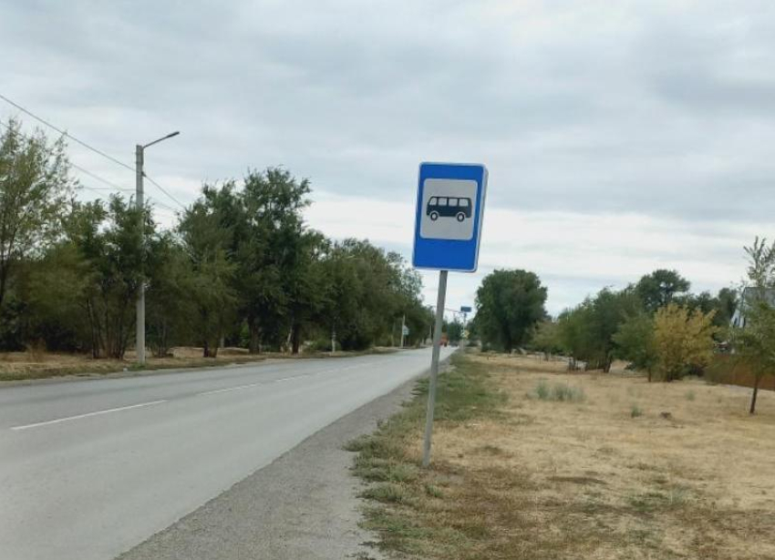 «Ни скамейки, ни навеса»: жительница пожаловалась на остановки на Зеленом