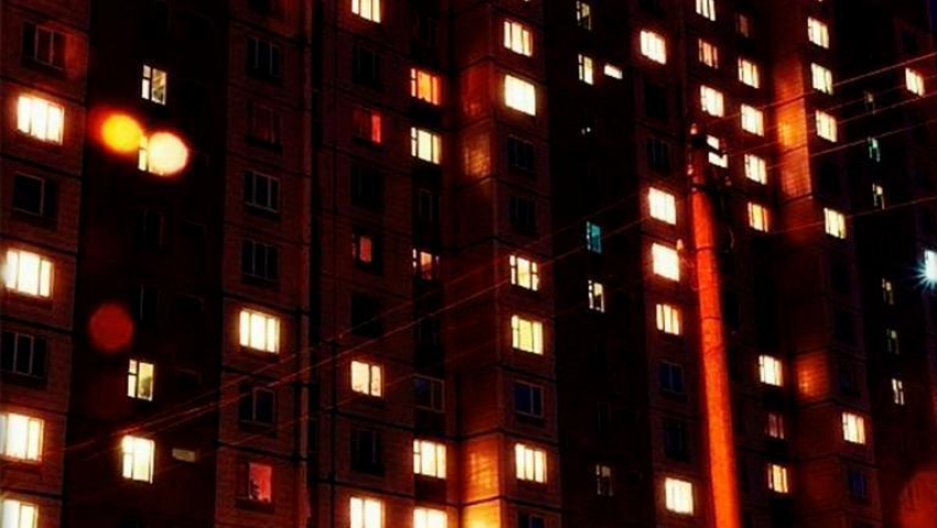 На севере Волгограда молодой мужчина выпал из окна многоэтажного дома