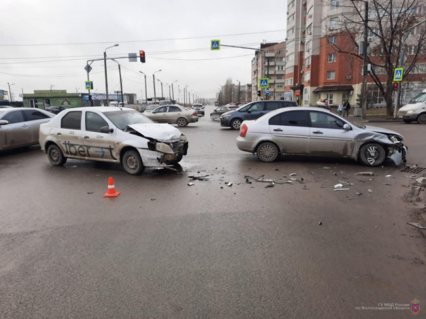 В Волжском в аварии с такси пострадал пассажир