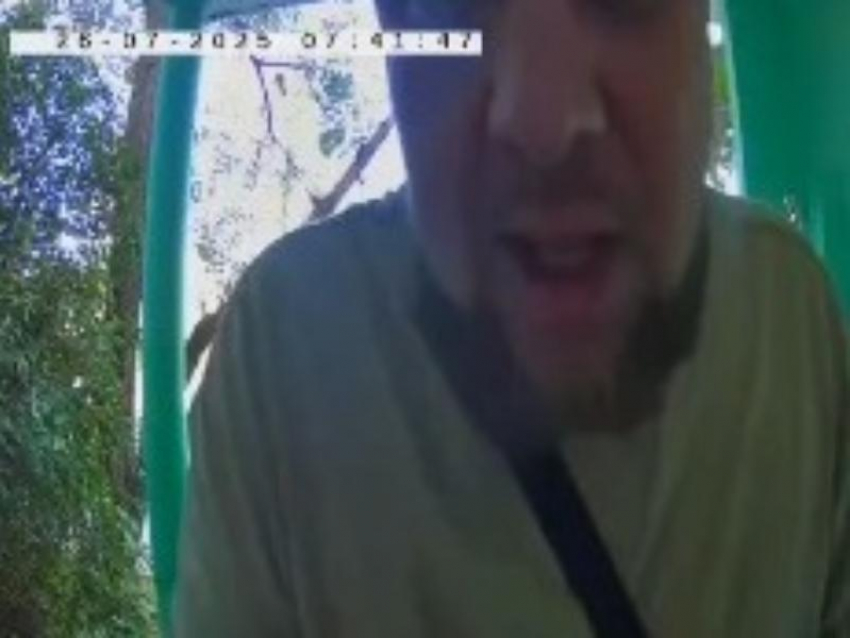 Мужчина подрался с домофоном и оголился в Волжском