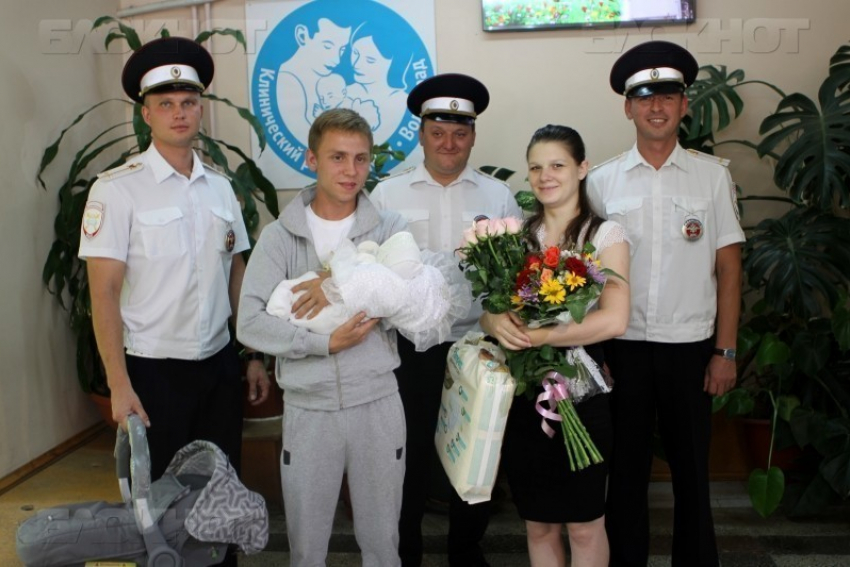 В Волгограде из роддома выписали девочку, родившуюся на посту ДПС