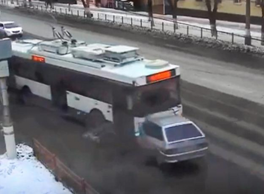 Появилось видео лобового столкновения легковушки и троллейбуса