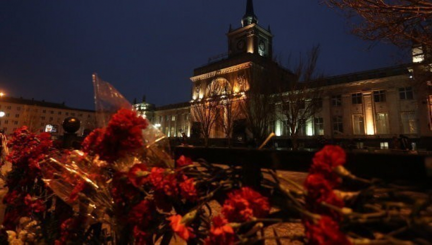 Жители Волгограда несут цветы к вокзалу в память о жертвах терактов в Париже 