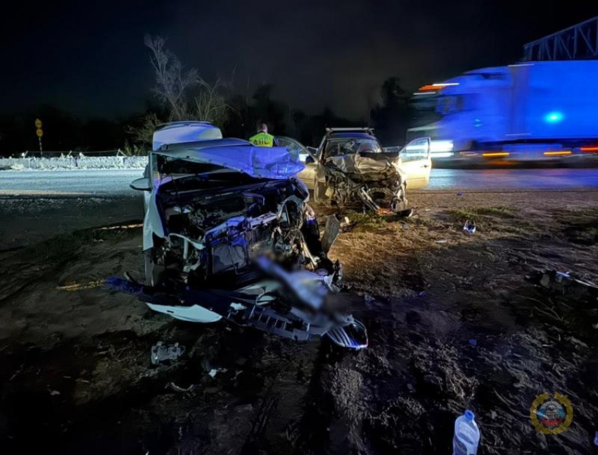 «Лада» разлетелась вдребезги, двое погибли, ребенок в больнице из-за лобового столкновения с «Камри» под Волгоградом