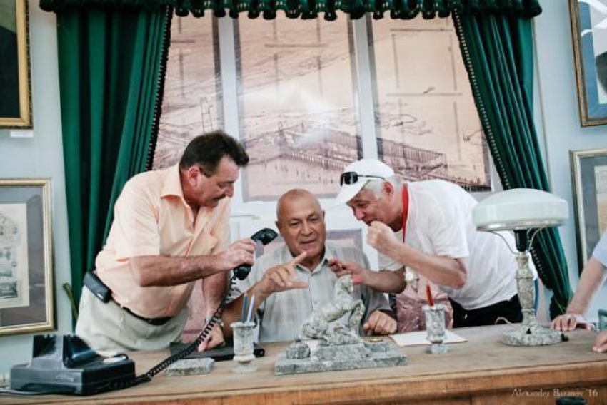 Премьеру спектакля о Логинове в Волжском чуть не сорвал забытый телефон