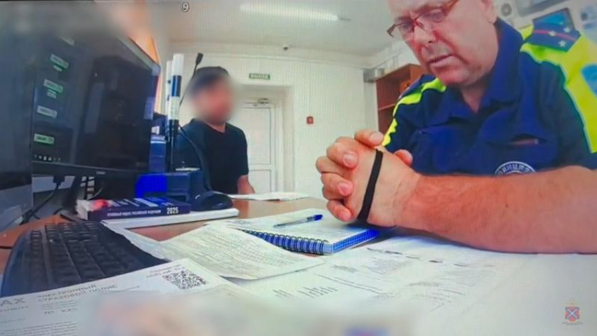 Под Волжским попытка откупиться от инспектора ДПС обернулась арестом за мат и статьей УК