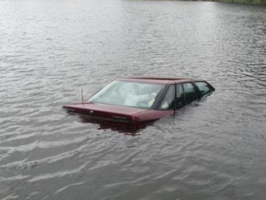 Внедорожник утонул в озере вместе с водителем