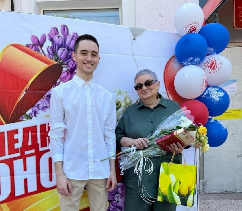 Нищий пединструментарий, унизительное материальное положение и благодарные выпускники: волжский учитель честно ответил на вопросы о профессии к празднику