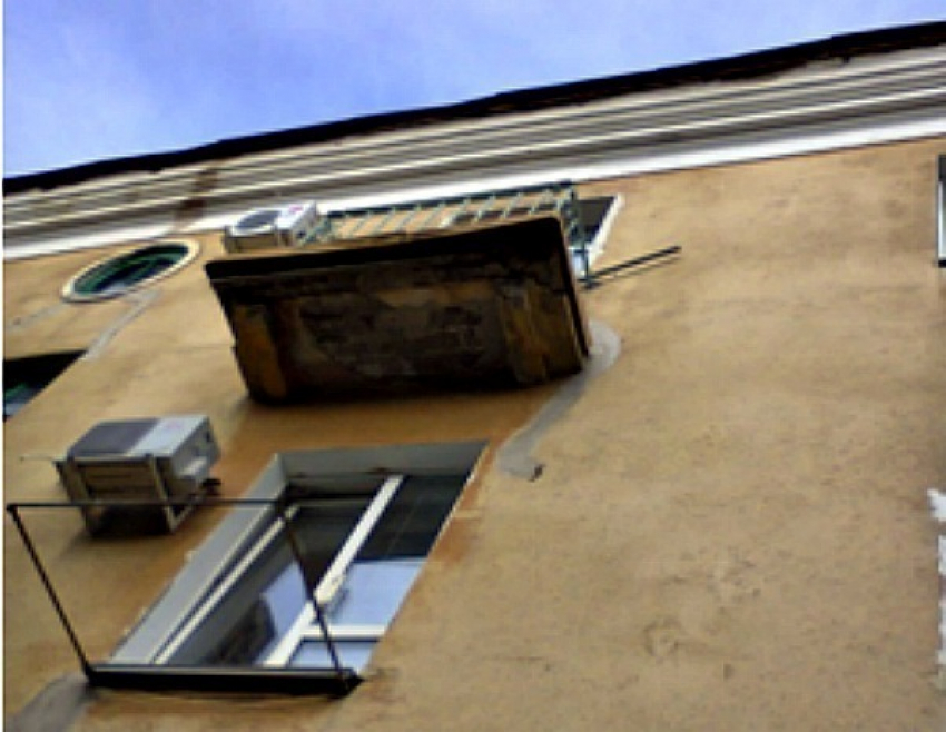 В старой части Волжского могут обрушиться семь балконов