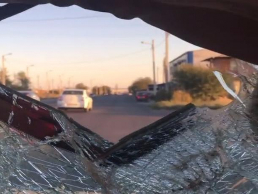 Отчаянные парни, разбившие машину всмятку, втопили 100 по дороге в Волжском