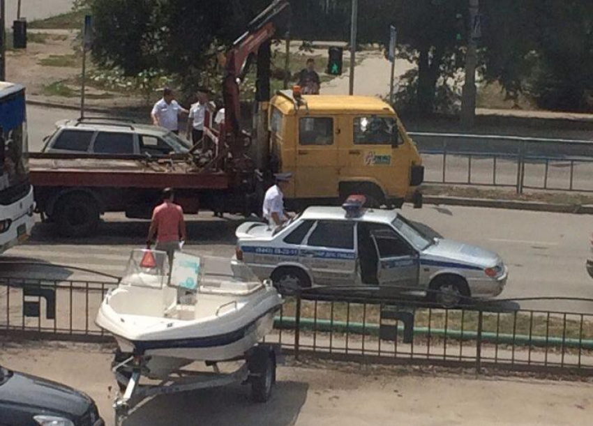 В Волжском внедорожник снес ВАЗ: за легковой машиной прибыл эвакуатор