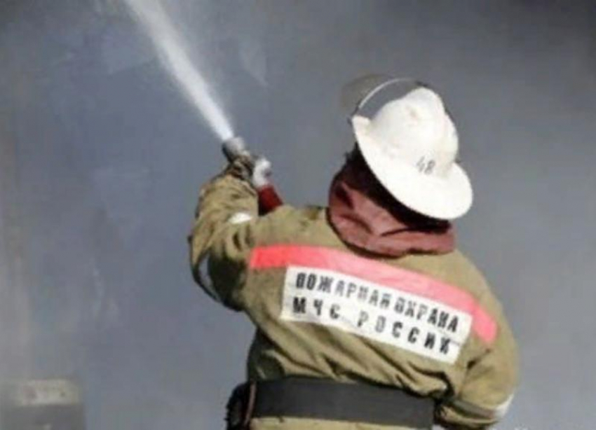 В подъезде 5-этажного дома в Волжском сгорел электрощиток