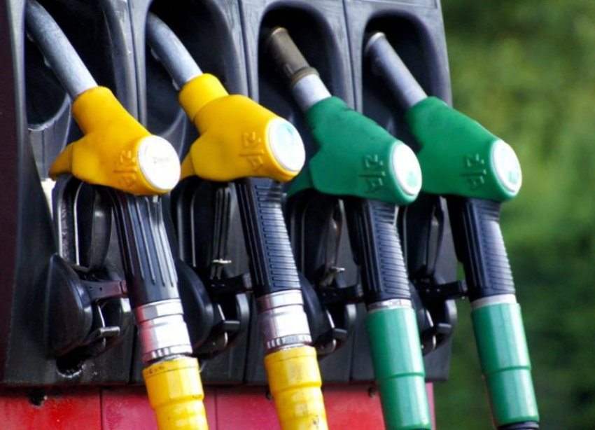 Бензин становится недоступным: снова повысили цену на топливо в Волжском