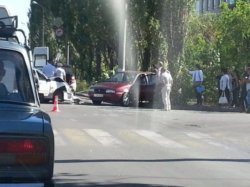 ВАЗ и иномарка «распластались» по проспекту Ленина 