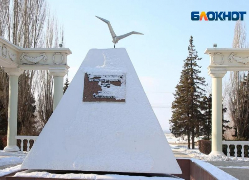 Вандалы в Волжском коллекционируют чаек с памятника первостроителям