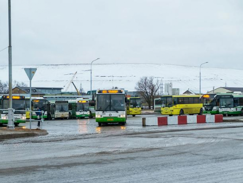 С ноября в Волжском прекращают работу дачные автобусы