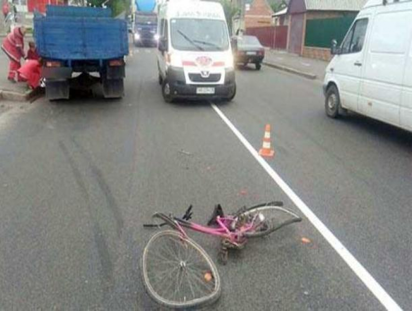 Пожилой лишенник на «Газели» сбил школьницу на велосипеде в Волжском