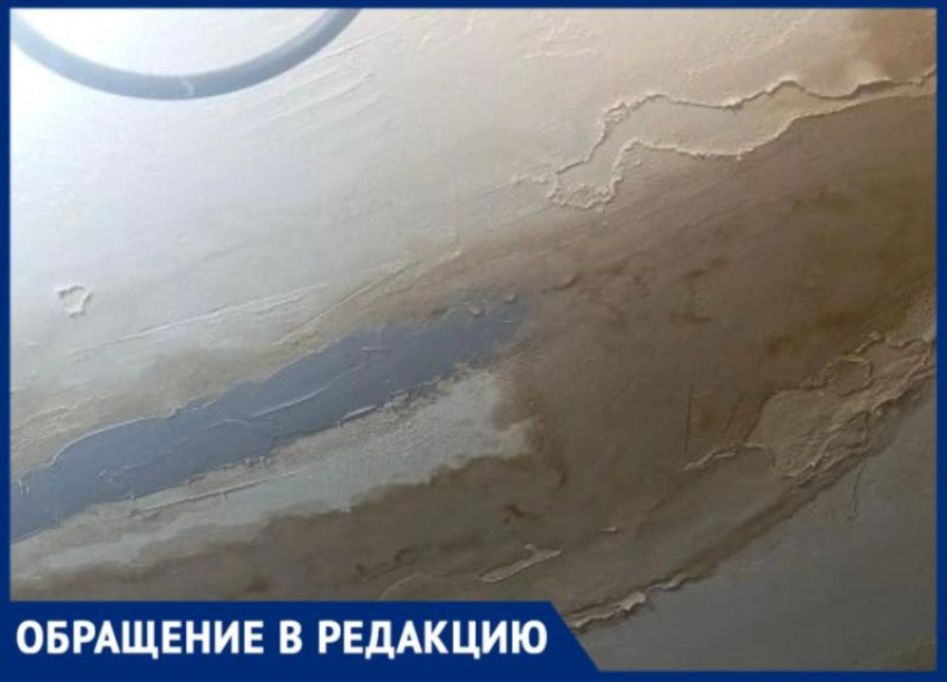 Вода с потолка и искры из щита: жительница Волжского годами борется с протекающей крышей