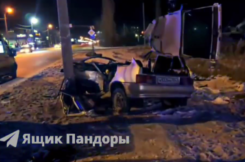  В Волжском спасатели срезали крышу машину, чтобы достать женщину после удара о столб 