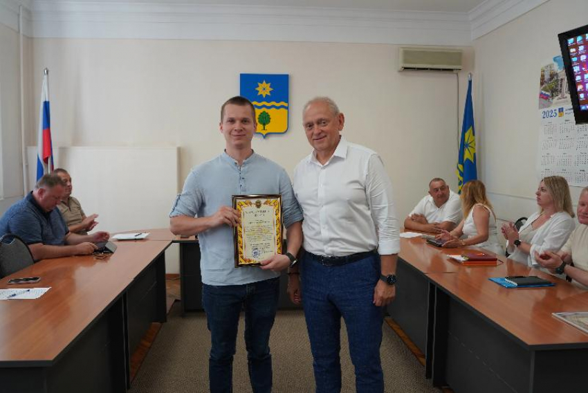 Глава Волжского вручил награды молодым волонтерам за помощь бойцам в зоне СВО
