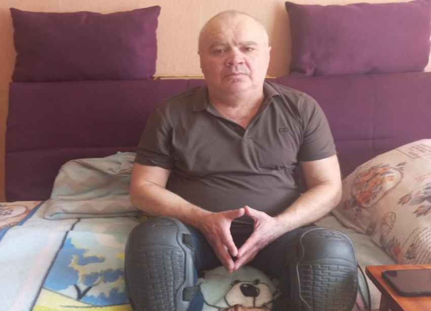 В Москву на инвалидной коляске: глухонемой из Волжского собрался доехать до президента