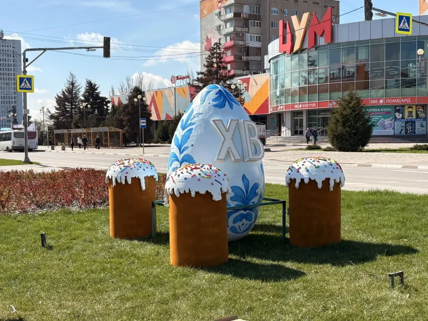 Двухметровое яйцо установили на главной площади Волжского