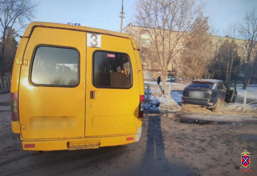 На видео попал момент тарана пассажирской маршрутки в Волжском