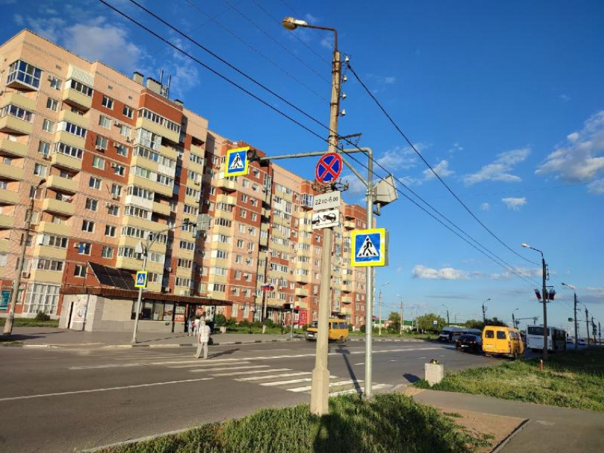 После публикации «Блокнот Волжский» КБиДХ сняли флаги РФ с дорожного знака
