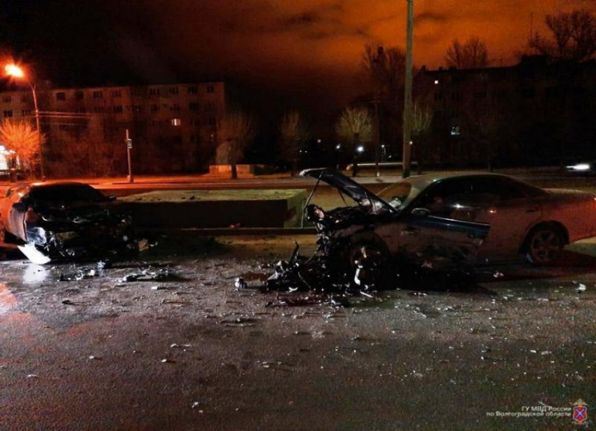 ДТП в Волжском: столкнулись две иномарки «Тойота»