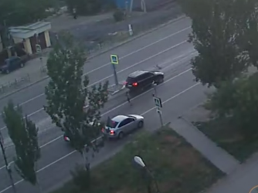 Видео: водитель Volkswagen Touareg снес 9-летнего ребенка в Волжском