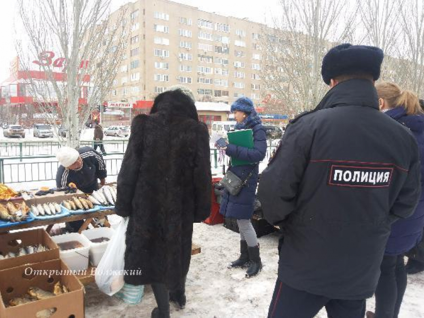 Уличные торговцы Волжского продолжают нарушать закон