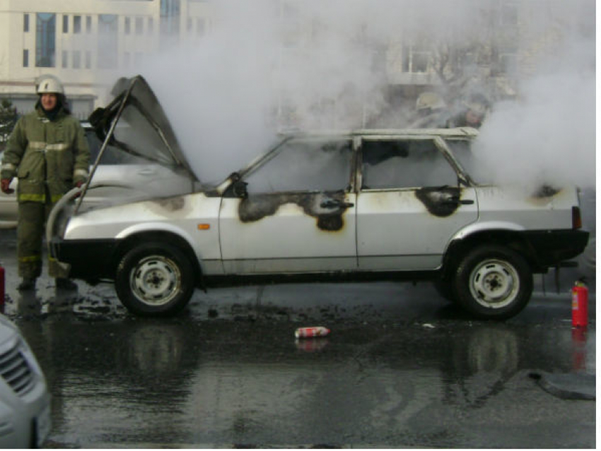 В Волгограде  подожгли машину средь бела дня 